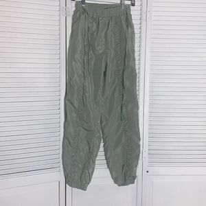 NWOT Miss 8 Olive Green Baggy Windbreaker Pants Women’s size Small ￼